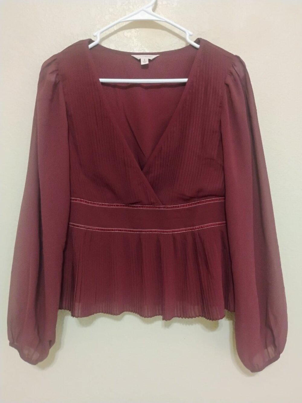 Lucky Brand S Burgundy Pleated Peplum Blouse V-Neck Sheer Sleeve